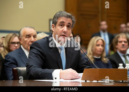 Michael Cohen, ancien procureur au président des États-Unis, Donald J. Trump, témoigne devant le comité de la Chambre sur la surveillance et de la réforme sur la colline du Capitole à Washington, DC, le mercredi 27 février, 2019. Credit : Ron Sachs / CNP/MediaPunch (restriction : NO New York ou le New Jersey Journaux ou journaux dans un rayon de 75 km de la ville de New York) Banque D'Images