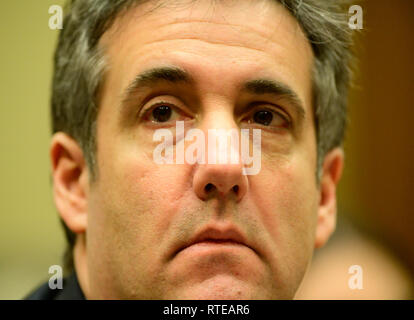 Michael Cohen, ancien procureur au président des États-Unis, Donald J. Trump, témoigne devant le comité de la Chambre sur la surveillance et de la réforme sur la colline du Capitole à Washington, DC, le mercredi 27 février, 2019. Credit : Ron Sachs / CNP/MediaPunch (restriction : NO New York ou le New Jersey Journaux ou journaux dans un rayon de 75 km de la ville de New York) Banque D'Images