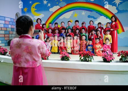 Hanoi, Vietnam. 1er mars 2019. 1 mars 2019 - Hanoi, Vietnam - les enfants et le personnel de l'École sur scène posent pour une photo de groupe à un Vietnam-North la maternelle amitié coréen le jour après la deuxième la Corée du nord-américaine Au sommet de la capitale de Hanoi, Vietnam. Le sommet s'est terminé avec l'absence d'accord entre le président américain Donald Trump et le dirigeant nord-coréen Kim Jong Un. Crédit : Christopher Jue/ZUMA/Alamy Fil Live News Banque D'Images