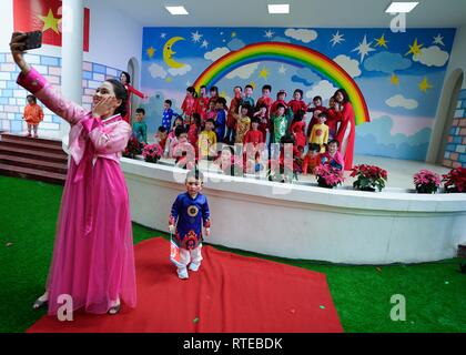 Hanoi, Vietnam. 1er mars 2019. 1 mars 2019 - Hanoi, Vietnam - les enfants et le personnel de l'École sur scène posent pour une photo de groupe à un Vietnam-North la maternelle amitié coréen le jour après la deuxième la Corée du nord-américaine Au sommet de la capitale de Hanoi, Vietnam. Le sommet s'est terminé avec l'absence d'accord entre le président américain Donald Trump et le dirigeant nord-coréen Kim Jong Un. Crédit : Christopher Jue/ZUMA/Alamy Fil Live News Banque D'Images
