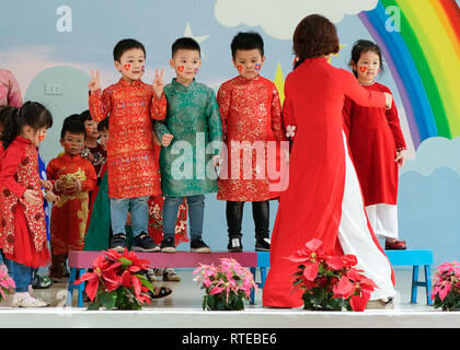 Hanoi, Vietnam. 1er mars 2019. 1 mars 2019 - Hanoi, Vietnam - les enfants de l'école avec des autocollants drapeau national du Vietnam et de la Corée du Nord sur leurs joues sont vus sur scène à un Vietnam-North la maternelle amitié coréen le jour après la deuxième la Corée du nord-américaine Au sommet de la capitale de Hanoi, Vietnam. Le sommet s'est terminé avec l'absence d'accord entre le président américain Donald Trump et le dirigeant nord-coréen Kim Jong Un. Crédit : Christopher Jue/ZUMA/Alamy Fil Live News Banque D'Images