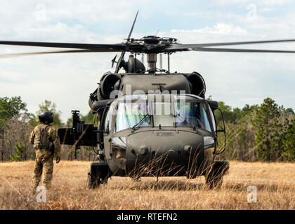 L'ARMÉE AMÉRICAINE UN UH-60 Black Hawk attribué à 1-111ème bataillon de l'aviation d'appui général, 59e troupe de l'Aviation, commande la garde nationale de Caroline du Sud s'apprête à quitter Poinsett portée de combat électronique à Sumter, Caroline du Sud, février 2019.26 L'unité a effectué des opérations de tir aérien, afin de maintenir vos compétences dans le M240B et M240H machine gun. (U.S. La Garde nationale de l'armée photo par le Sgt. Brian Calhoun, South Carolina National Guard/108e Détachement des affaires publiques) Banque D'Images
