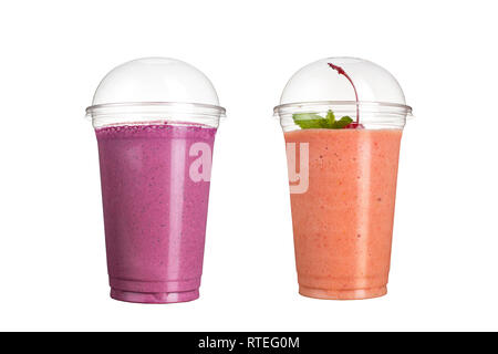 De délicieux smoothies aux fruits dans des gobelets en plastique, sur un fond blanc. Deux cocktails avec le goût de baies sauvages et de cerise. Isolé Banque D'Images