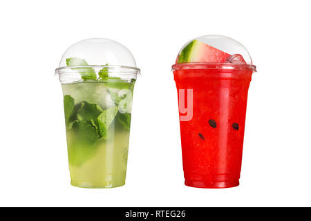 De délicieux smoothies aux fruits dans des gobelets en plastique, sur un fond blanc. Deux cocktails mojito pastèque et saveurs. Isolées. Banque D'Images