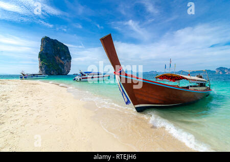 Poda Island bateau en bois placé sur la mer, plage de sable blanc sur un ciel bleu clair, bleu de la mer Banque D'Images