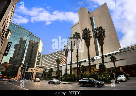 Johannesburg, Afrique du Sud, 29 Mars - 2018 : Hôtel et immeubles de bureaux du centre-ville, le long de la rue bordée de palmiers. Banque D'Images