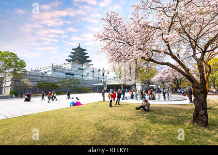 Séoul - 10 avril 2016 : Gyeongbokgung Palace avec Fleur de cerisier au printemps Billet de Corée, le 10 avril 2016 à Séoul, Corée du Sud. Banque D'Images