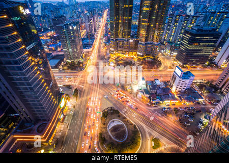 SEOUL, Corée - 31 janvier 2016 : Intersection au centre-ville de Séoul, Corée du Sud Banque D'Images