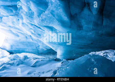 L'intérieur de la grotte de glace du glacier de Byron. Banque D'Images