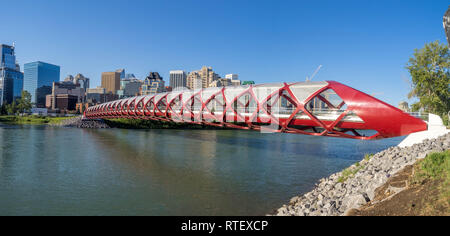 La paix le pont enjambant la rivière Bow, à Calgary, Alberta. La zone piétonne du pont de la paix a été conçu par le célèbre architecte Santiago Calatrava. Banque D'Images