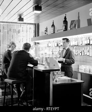 L'histoire de la Finlande - Osuusliike Mäki-Mat les clients au centre d'affaires de l'hôtel comptoir bar. ca. 1961 Banque D'Images