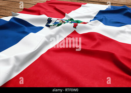 Drapeau de la République dominicaine sur un bureau en bois. Drapeau dominicaine soie vue d'en haut. Banque D'Images