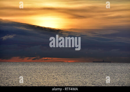 Lever du soleil sur la mer baltique à Gdynia, Pologne Banque D'Images