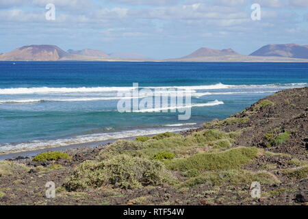 Küste bei La Santa, Blick nach La Graciosa, Lanzarote, Kanarische Inseln Banque D'Images