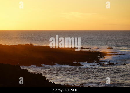 Küste bei La Santa im Sonnenuntergang, Lanzarote, Kanarische Inseln Banque D'Images