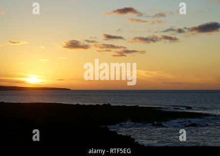 Küste bei La Santa im Sonnenuntergang, Lanzarote, Kanarische Inseln Banque D'Images