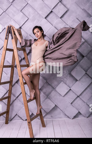 Beau travail sur les poses de mannequin au cours de la session de photos plus de contexte Banque D'Images