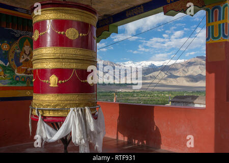 Grand moulin à prière dans le monastère de Thiksey Gompa au Ladakh, Inde. Banque D'Images