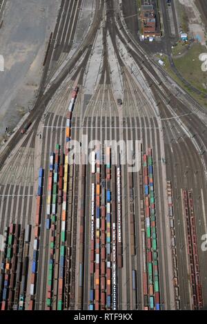 Vue aérienne, système de la voie avec les trains de marchandises, Maschen triage, Basse-Saxe, Allemagne Banque D'Images