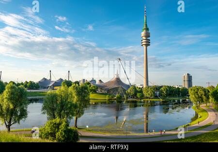 La zone olympique, parc avec lac olympique et tour de la télévision, Olympiaturm, Theatron, l'Olympiapark, Munich, Haute-Bavière, Bavière Banque D'Images