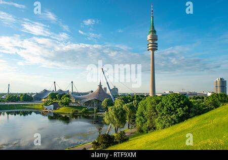 La zone olympique, parc avec lac olympique et tour de la télévision, Olympiaturm, Theatron, l'Olympiapark, Munich, Haute-Bavière, Bavière Banque D'Images