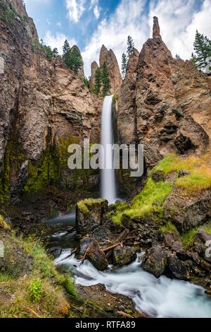 Cascade s'écoule à travers le paysage érodé avec aiguilles de roche, Tour Tour de l'automne avec Creek, Parc National de Yellowstone, Wyoming, USA Banque D'Images