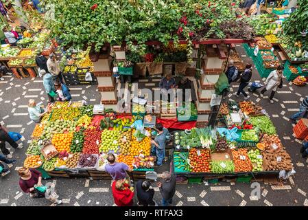 Stands de fruits et légumes à partir de ci-dessus, halle, Funchal, Madeira, Portugal Banque D'Images