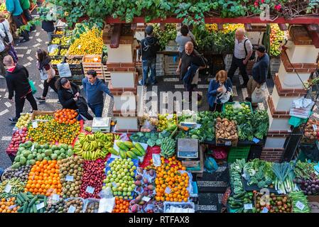 Stands de fruits et légumes à partir de ci-dessus, halle, Funchal, Madeira, Portugal Banque D'Images