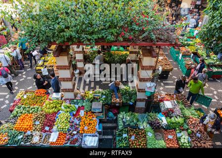 Stands de fruits et légumes à partir de ci-dessus, halle, Funchal, Madeira, Portugal Banque D'Images