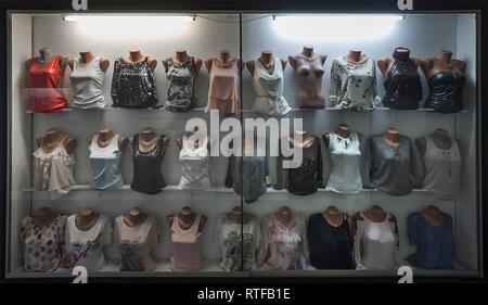 Vitrine avec des bustes de T-shirts à la mode, vêtements boutique, Bavière, Allemagne Banque D'Images