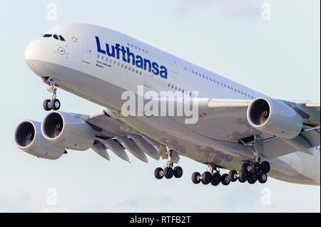 Lufthansa Airbus A 380-800 au décollage, Stuttgart, Bade-Wurtemberg, Allemagne Banque D'Images