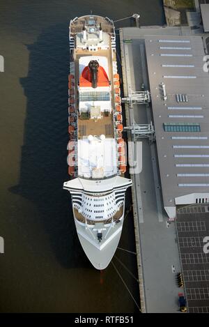 Vue aérienne, Queen Mary 2 au débarcadère, Hambourg, Allemagne Banque D'Images