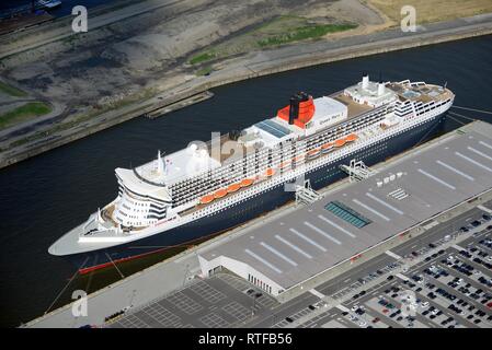 Vue aérienne, Queen Mary 2 au débarcadère, Hambourg, Allemagne Banque D'Images