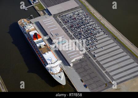 Vue aérienne, Queen Mary 2 au stade d'atterrissage avec parking, Hambourg, Allemagne Banque D'Images