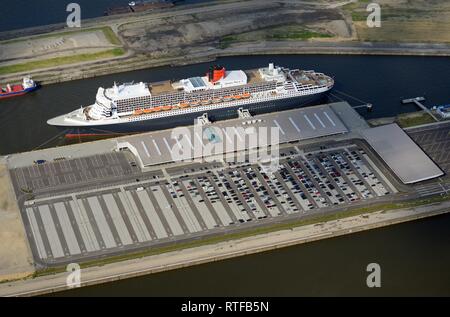 Vue aérienne, Queen Mary 2 au stade d'atterrissage avec parking, Hambourg, Allemagne Banque D'Images