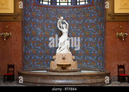 Fontaine Art Nouveau dans le spa de l'hôtel Gellert, Gellert, Budapest, Hongrie Banque D'Images