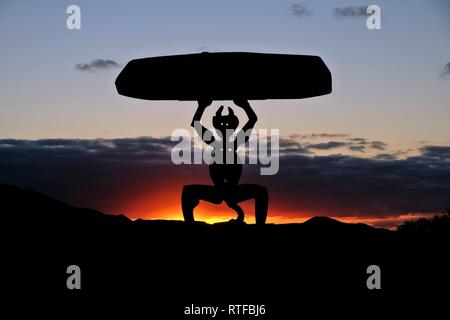 Sculpture en diable, monument de rétroéclairage El Diablo de l'artiste Cesar Manrique au coucher du soleil, le Parc National de Timanfaya, Lanzarote Banque D'Images