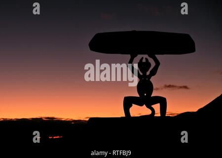 Sculpture en diable, monument de rétroéclairage El Diablo de l'artiste Cesar Manrique au coucher du soleil, le Parc National de Timanfaya, Lanzarote Banque D'Images