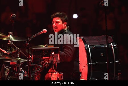 Musicien Marcus Mumford est montré sur scène pendant un concert 'live' apparence avec Mumford & Sons. Banque D'Images