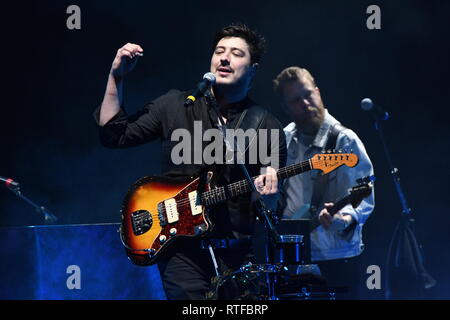 Musicien Marcus Mumford est montré sur scène pendant un concert 'live' apparence avec Mumford & Sons. Banque D'Images