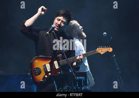 Musicien Marcus Mumford est montré sur scène pendant un concert 'live' apparence avec Mumford & Sons. Banque D'Images