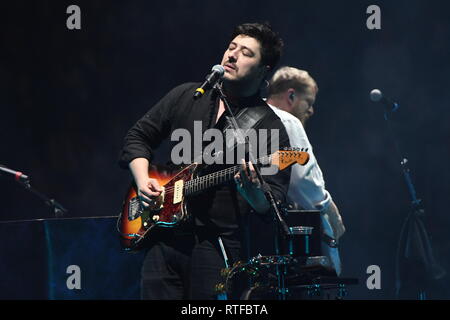 Musicien Marcus Mumford est montré sur scène pendant un concert 'live' apparence avec Mumford & Sons. Banque D'Images