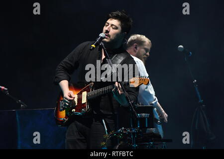 Musicien Marcus Mumford est montré sur scène pendant un concert 'live' apparence avec Mumford & Sons. Banque D'Images