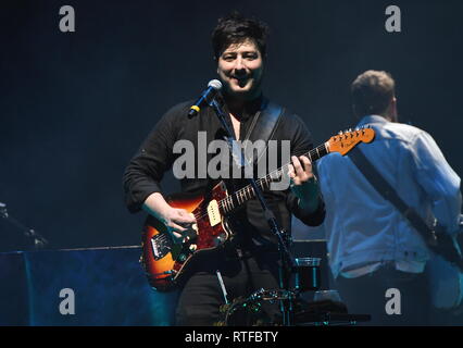 Musicien Marcus Mumford est montré sur scène pendant un concert 'live' apparence avec Mumford & Sons. Banque D'Images