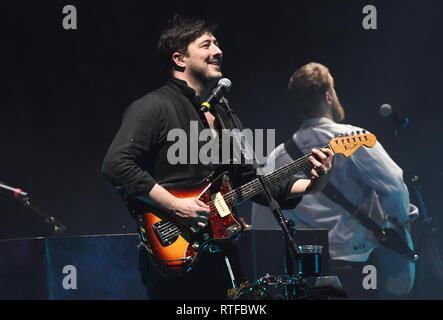 Musicien Marcus Mumford est montré sur scène pendant un concert 'live' apparence avec Mumford & Sons. Banque D'Images