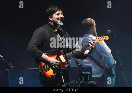 Musicien Marcus Mumford est montré sur scène pendant un concert 'live' apparence avec Mumford & Sons. Banque D'Images