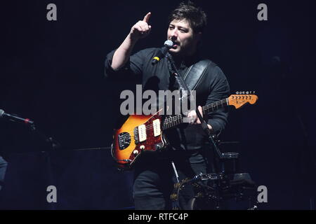 Musicien Marcus Mumford est montré sur scène pendant un concert 'live' apparence avec Mumford & Sons. Banque D'Images