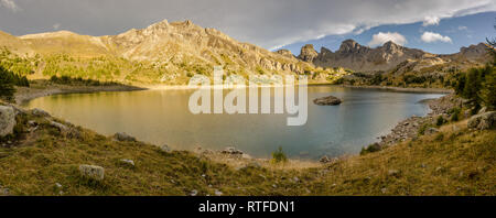 Voir la soirée d'Allos Lake dans les alpes Banque D'Images