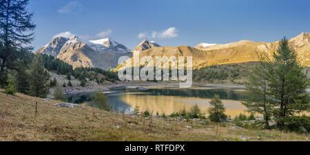 Voir la soirée d'Allos Lake dans les alpes Banque D'Images