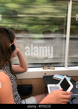 Sur l'adolescence à l'aide de train périphérique de jeu Banque D'Images